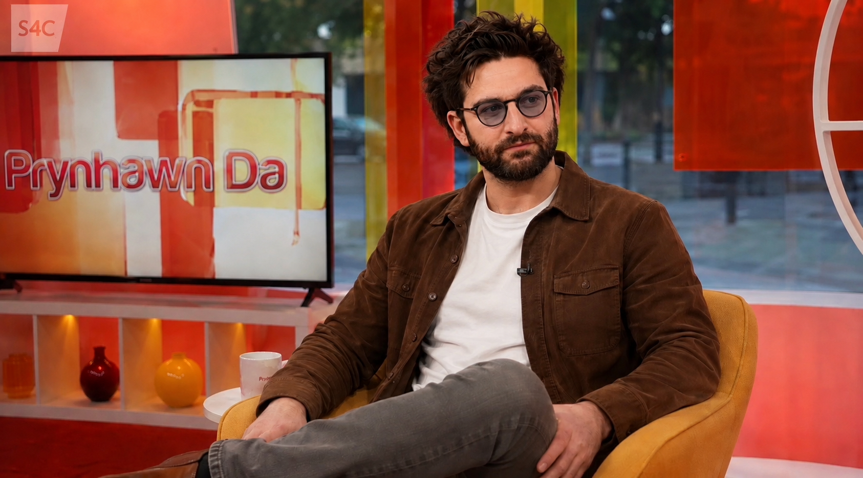 Daniel Broderick appearing on the S4C talk show Prynhawn Da